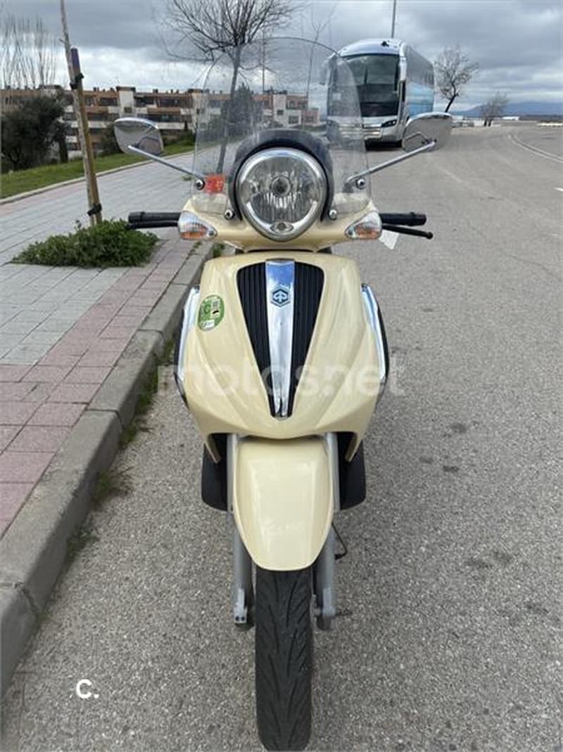 Piaggio Beverly Tourer 250 – Vista 4