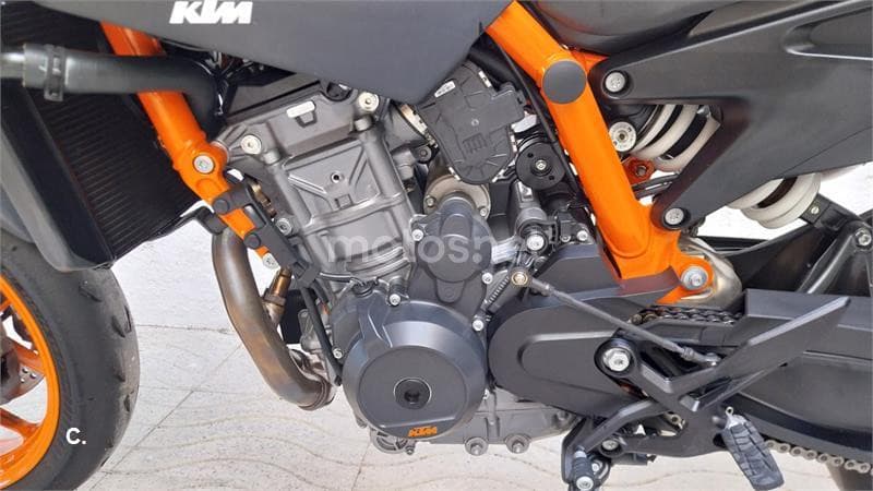 KTM 890 – Vista 12