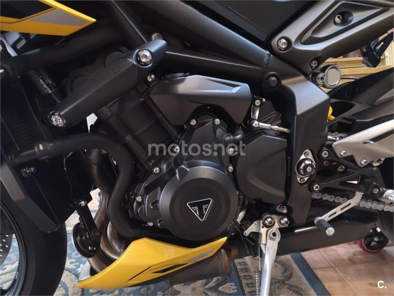 Triumph Street Triple 765 – Vista 22
