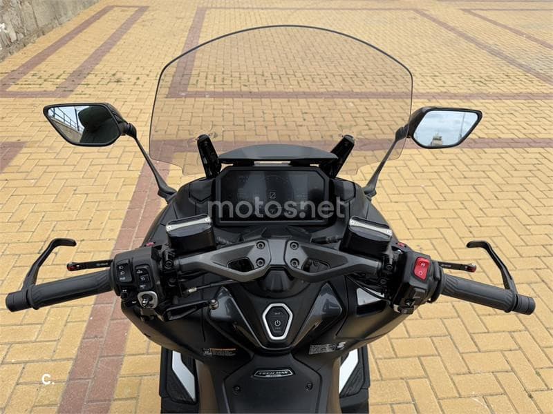 Yamaha TMAX – Vista 12