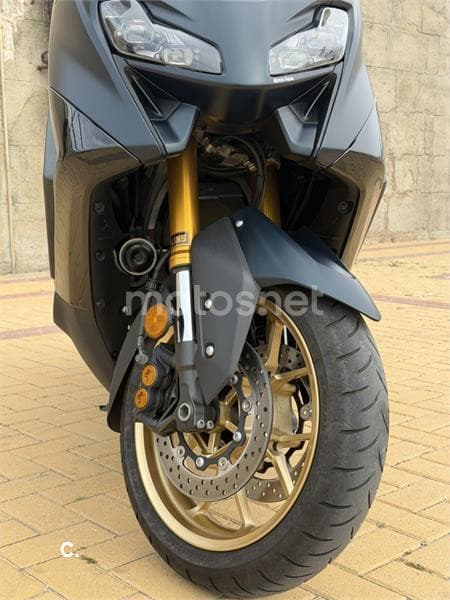 Yamaha TMAX – Vista 15