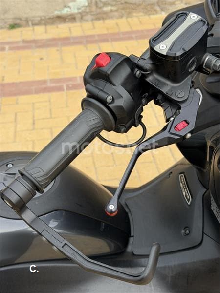 Yamaha TMAX – Vista 19