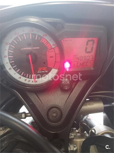 Suzuki GSX R750 – Vista 8