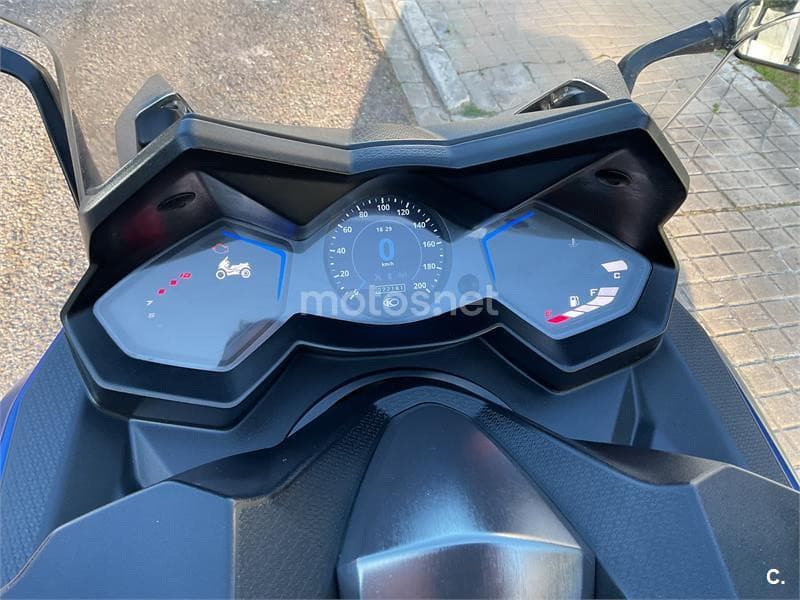 Kymco AK 550 – Vista 2