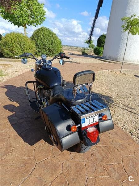 Triumph America 900 – Vista 8