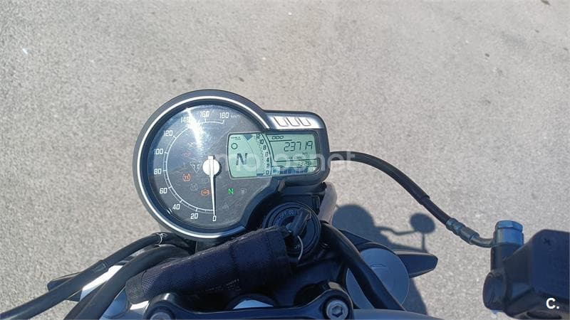 Triumph Speed 400 – Vista 3