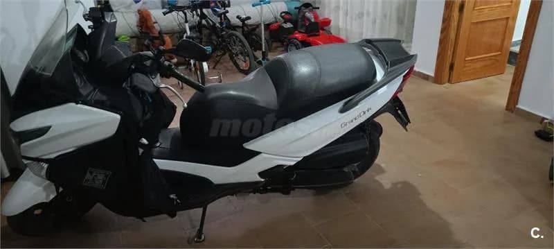 Kymco Grand Dink 300 – Vista 4