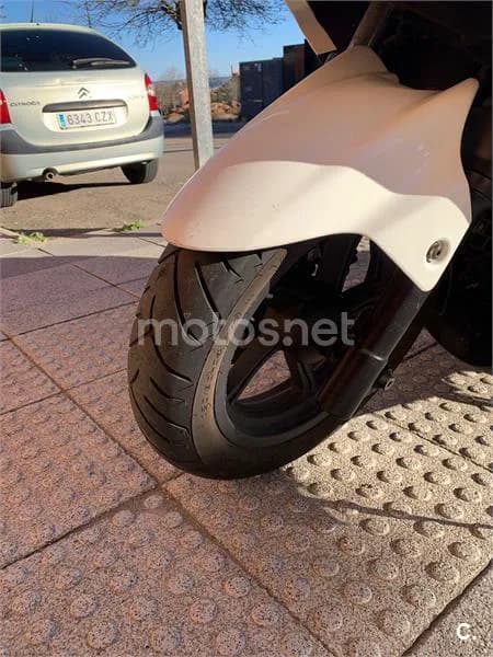 Kymco Super Dink 300i – Vista 2