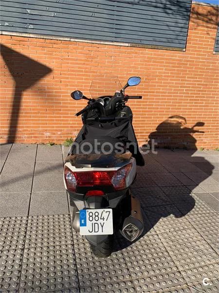 Kymco Super Dink 300i – Vista 13