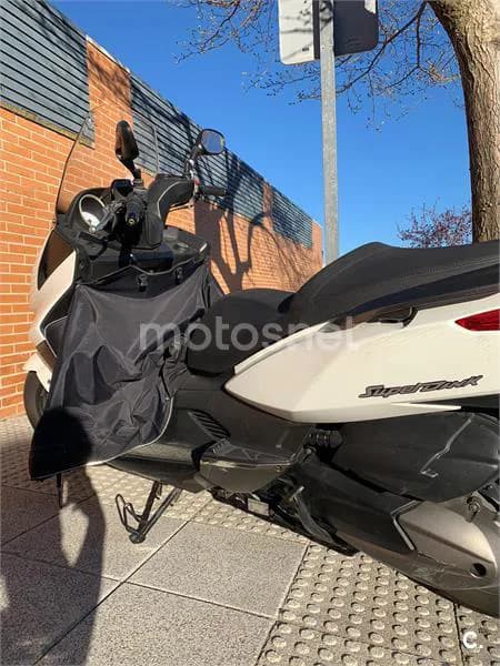 Kymco Super Dink 300i – Vista 5