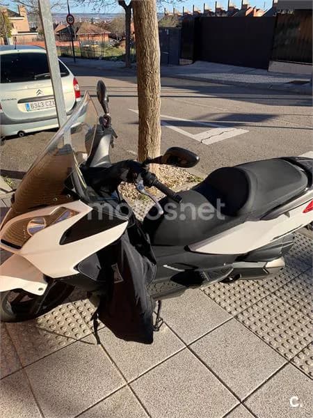 Kymco Super Dink 300i – Vista 6