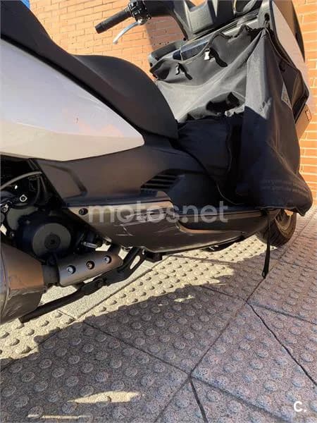 Kymco Super Dink 300i – Vista 10