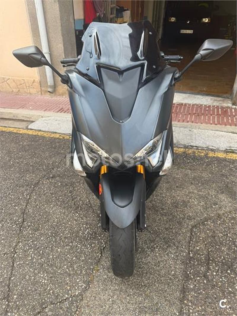 Yamaha TMAX – Vista 8