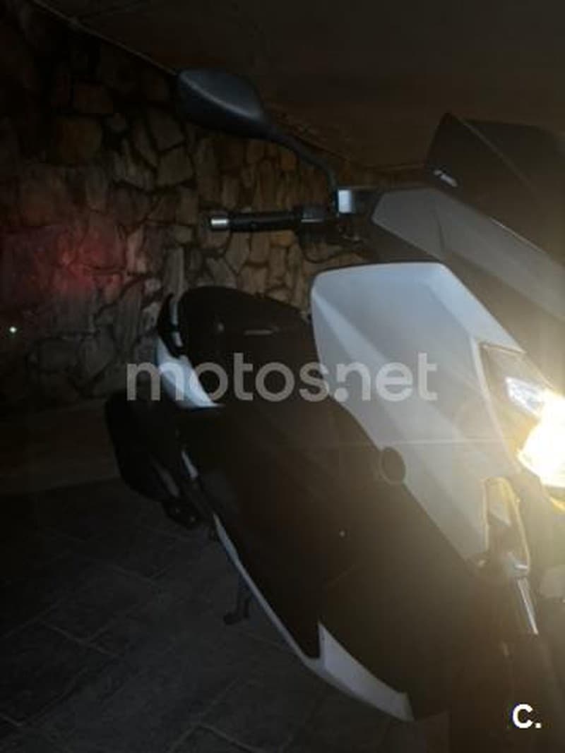 Yamaha XMAX 400 – Vista 8