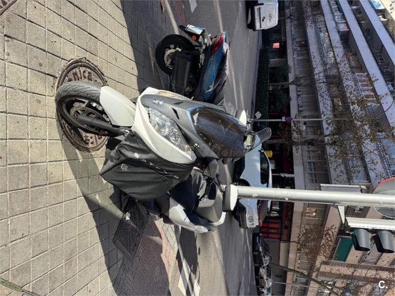 Peugeot SATELIS 125i premium 1200 € 2013 Madrid - 3