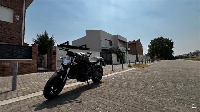 Ducati Monster 821 – Vista 2