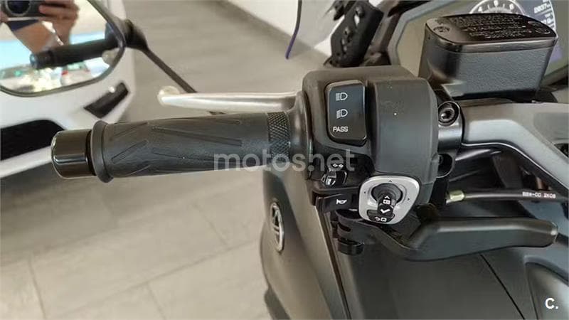 Yamaha TMAX – Vista 13