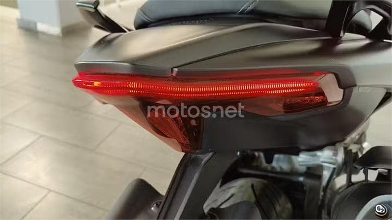 Yamaha TMAX – Vista 14