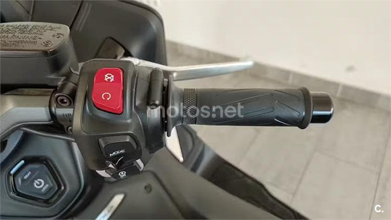 Yamaha TMAX – Vista 16