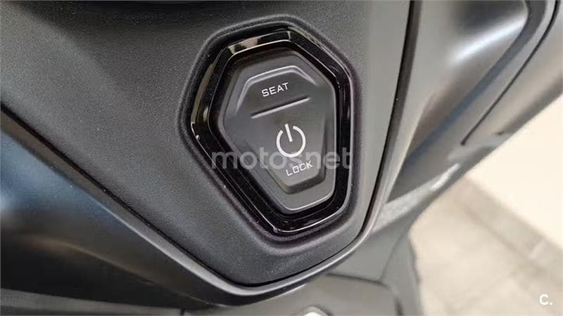 Yamaha TMAX – Vista 4