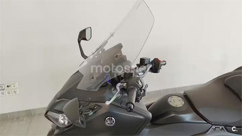 Yamaha TMAX – Vista 8