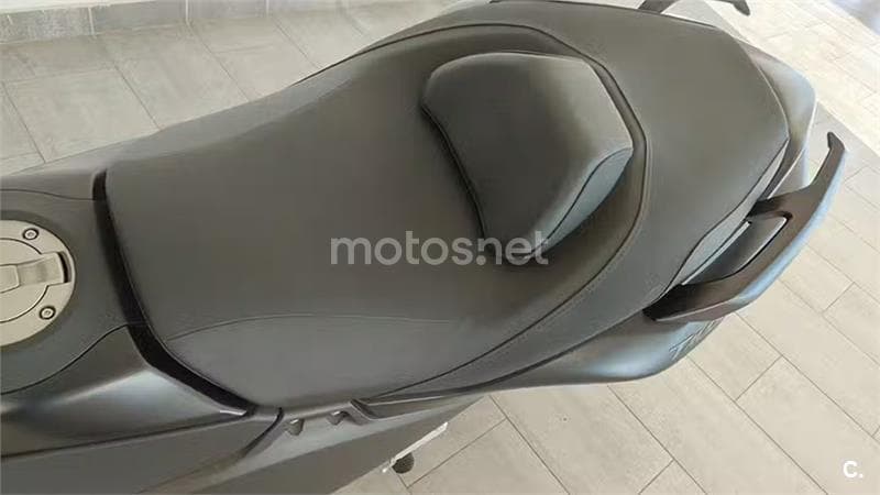 Yamaha TMAX – Vista 9