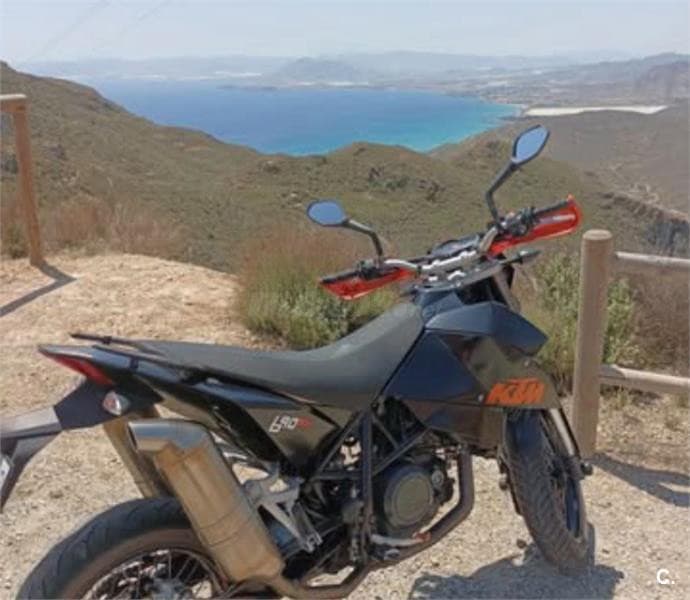 KTM 690 SUPERMOTO – Vista 3